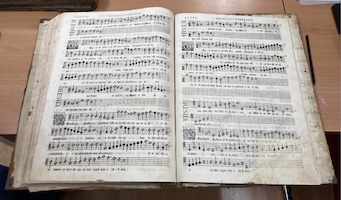 Missarum liber secundus (1582), fols. 112v-113r Francisco Guerrero